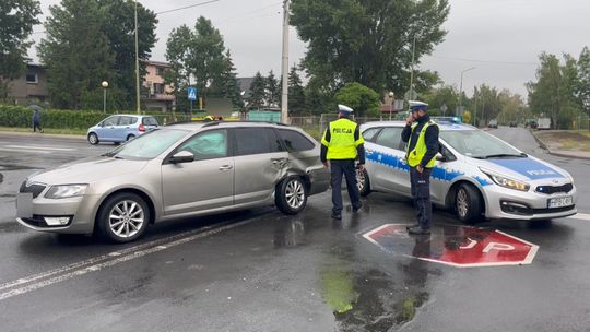 Zderzenie trzech pojazdów na wypadkowym skrzyżowaniu w Pieszycach