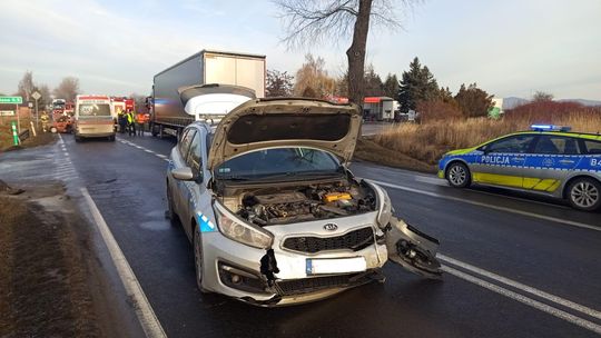 Zderzenie trzech pojazdów na wysokości Nowizny. Droga zablokowana!