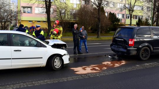 ZDERZENIE TRZECH POJAZDÓW W DZIERŻONIOWIE (AKTUALIZACJA WIDEO)