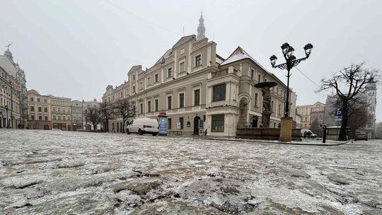 Zimowe warunki w Świdnicy - służby w terenie od późnych godzin wieczornych