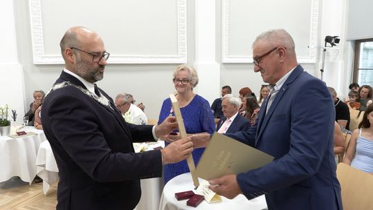 Złote Gody w Kłodzku: Wyjątkowy Jubileusz Małżeński w Centrum Aktywności Lokalnej