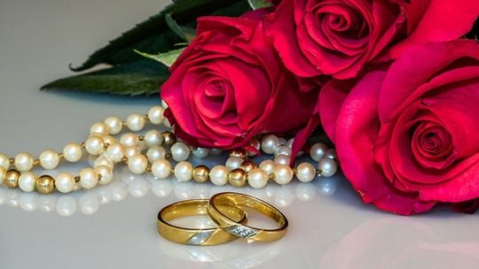 Złote pierścionki - jakie wybierać i gdzie szukać najlepszych?