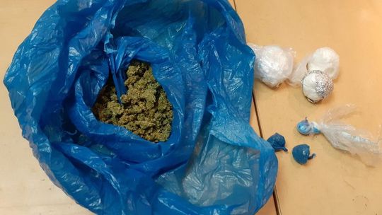 ZWYKŁA INTERWENCJA DOMOWA ZAKOŃCZYŁA SIĘ PRZEJĘCIEM ZNACZNEJ ILOŚCI NARKOTYKÓW