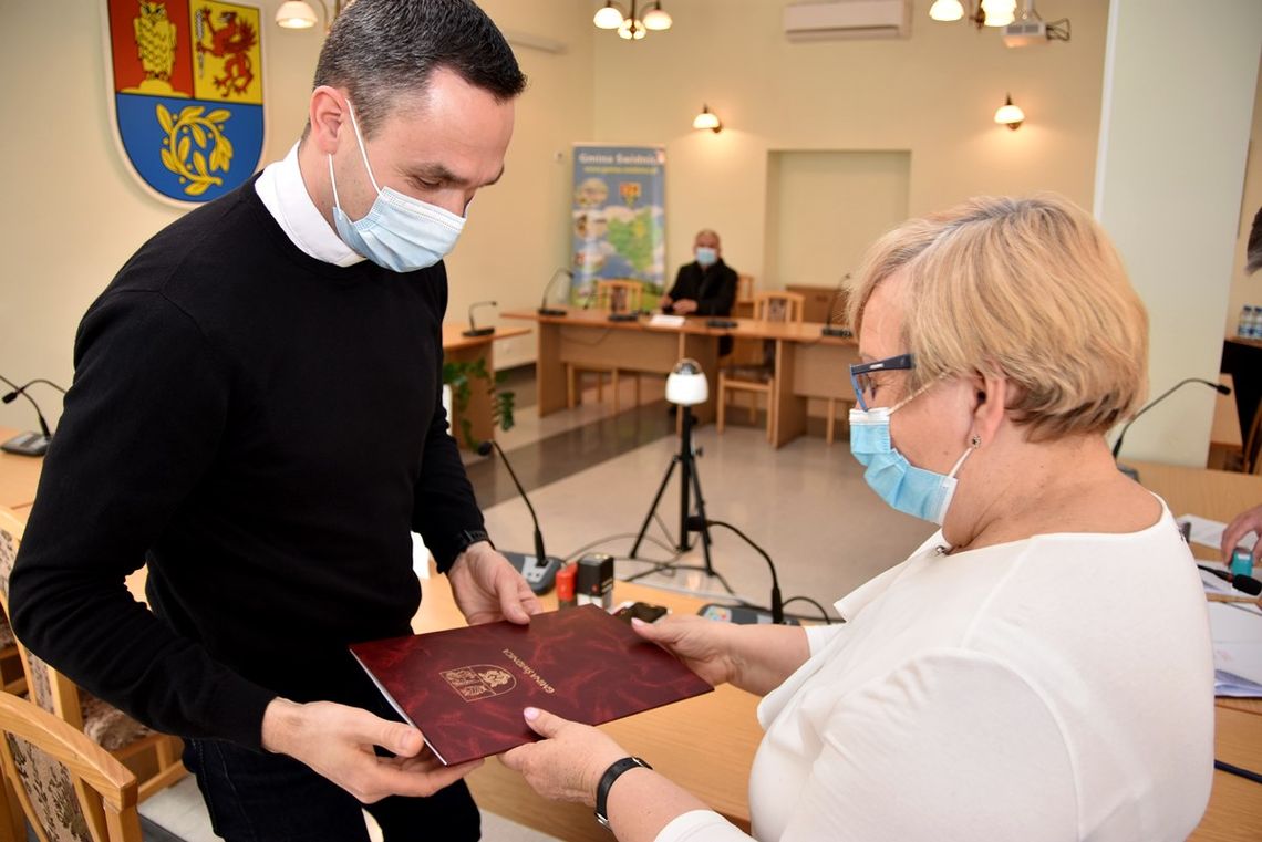 150 TYS. ZŁ. NA OCHRONĘ ZABYTKÓW SAKRALNYCH W GMINIE ŚWIDNICA. WÓJT GMINY PODPISAŁA UMOWY 