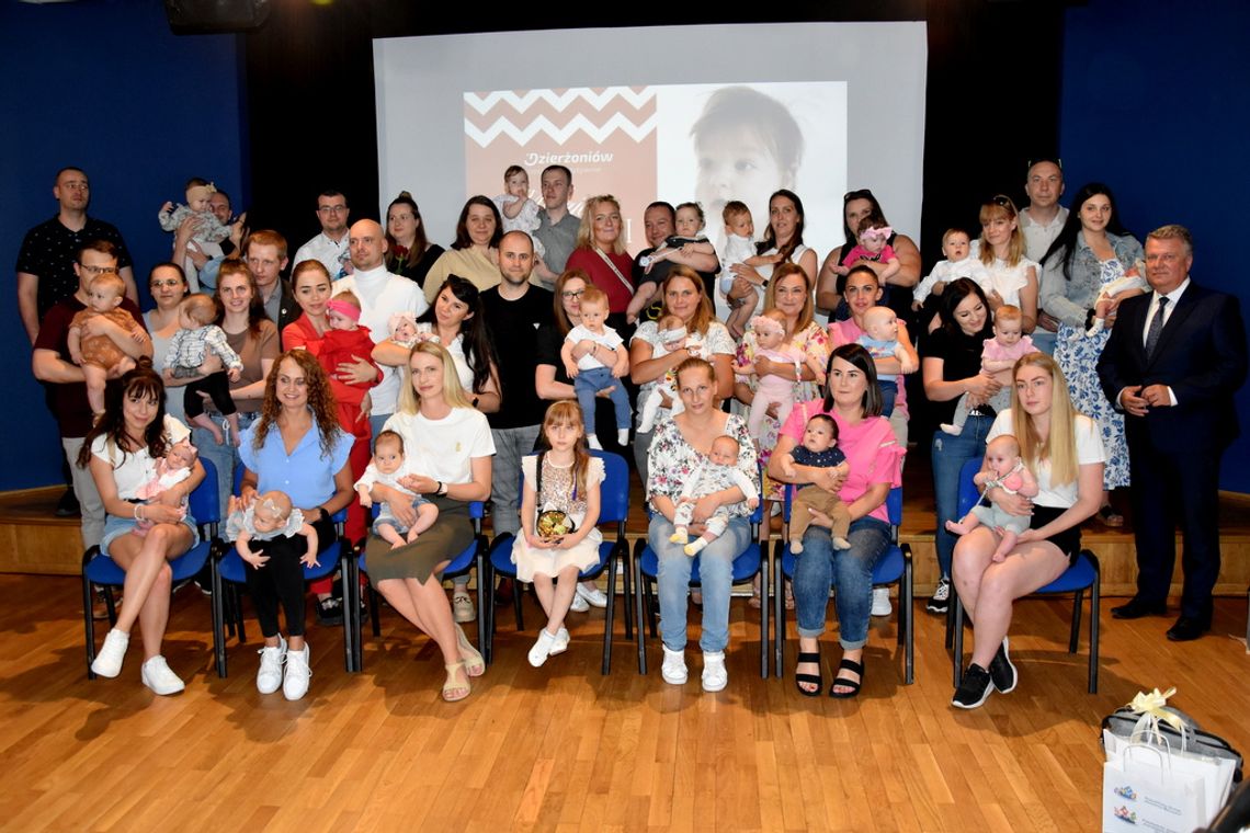 23 rodziny najmłodszych mieszkańców Dzierżoniowa spotkały się z burmistrzem Dariuszem Kucharskim