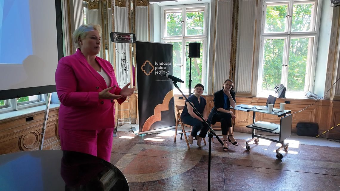 Adopcja i rodzicielstwo zastępcze – praktyczne wsparcie na spotkaniu w Jedlince