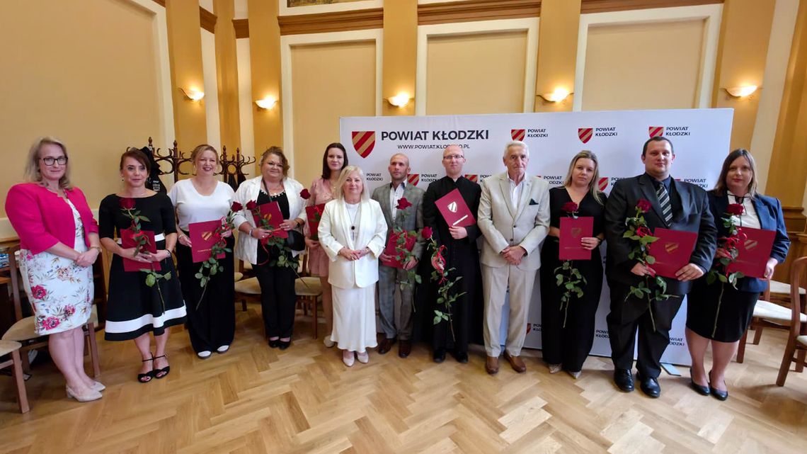 Awanse zawodowe nauczycieli na XI sesji Rady Powiatu Kłodzkiego Awanse zawodowe nauczycieli na XI sesji Rady Powiatu Kłodzkiego