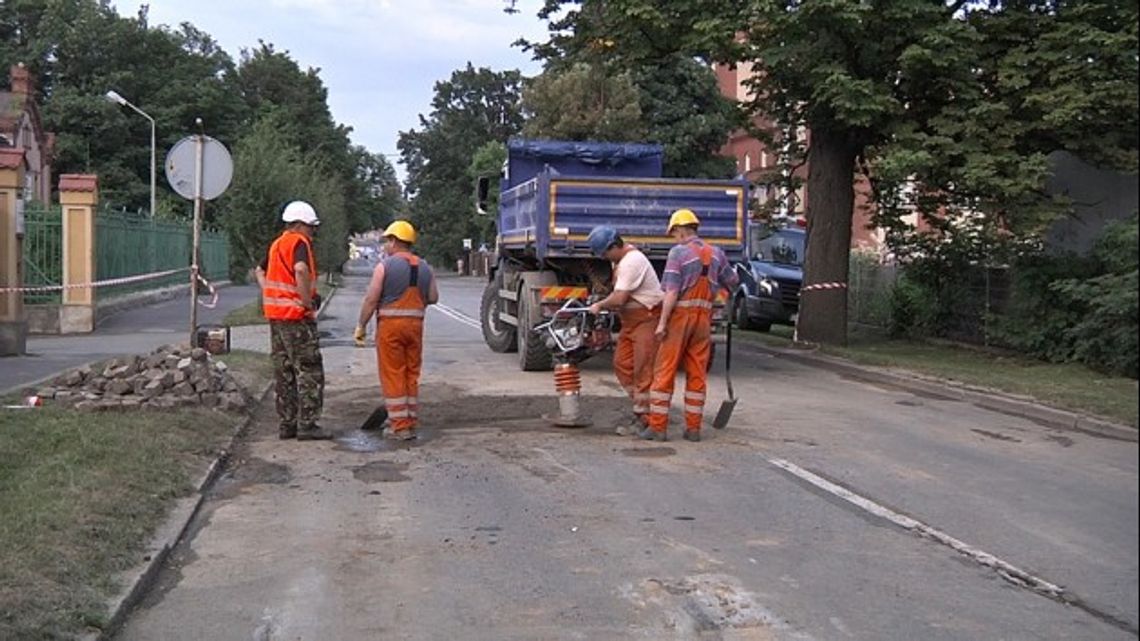 AWARIA SIECI WODOCIĄGOWEJ ZABLOKOWAŁA DROGĘ WOJEWÓDZKĄ AWARIA SIECI WODOCIĄGOWEJ ZABLOKOWAŁA DROGĘ WOJEWÓDZKĄ