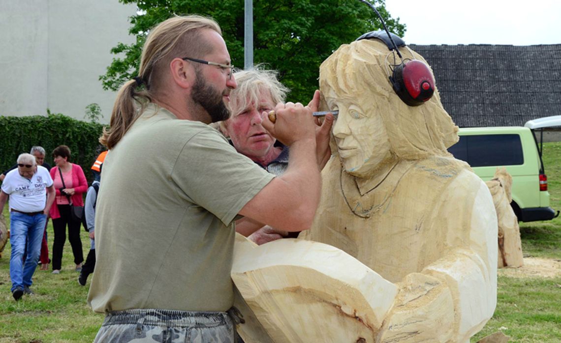BAJKOWE RZEŹBY W DOBROCINIE BAJKOWE RZEŹBY W DOBROCINIE