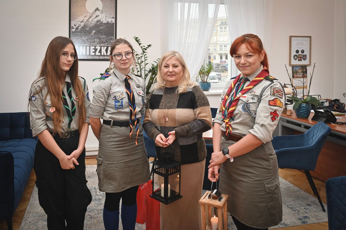 Betlejemskie Światełko Pokoju w Starostwie Powiatowym Betlejemskie Światełko Pokoju w Starostwie Powiatowym