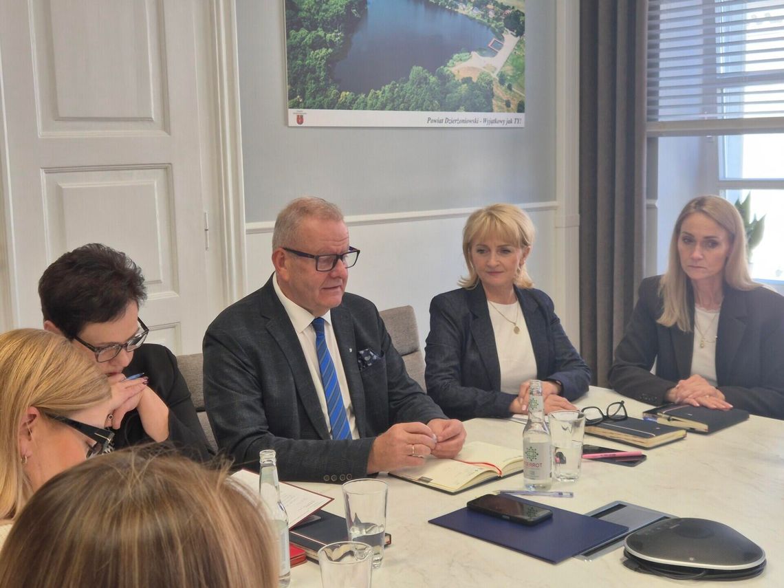 Bezpieczeństwo uczniów priorytetem. Posiedzenie Powiatowego Zespołu Zarządzania Kryzysowego Bezpieczeństwo uczniów priorytetem. Posiedzenie Powiatowego Zespołu Zarządzania Kryzysowego