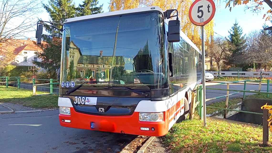 Bielawa, autobus zablokowany na moście Bielawa, autobus zablokowany na moście