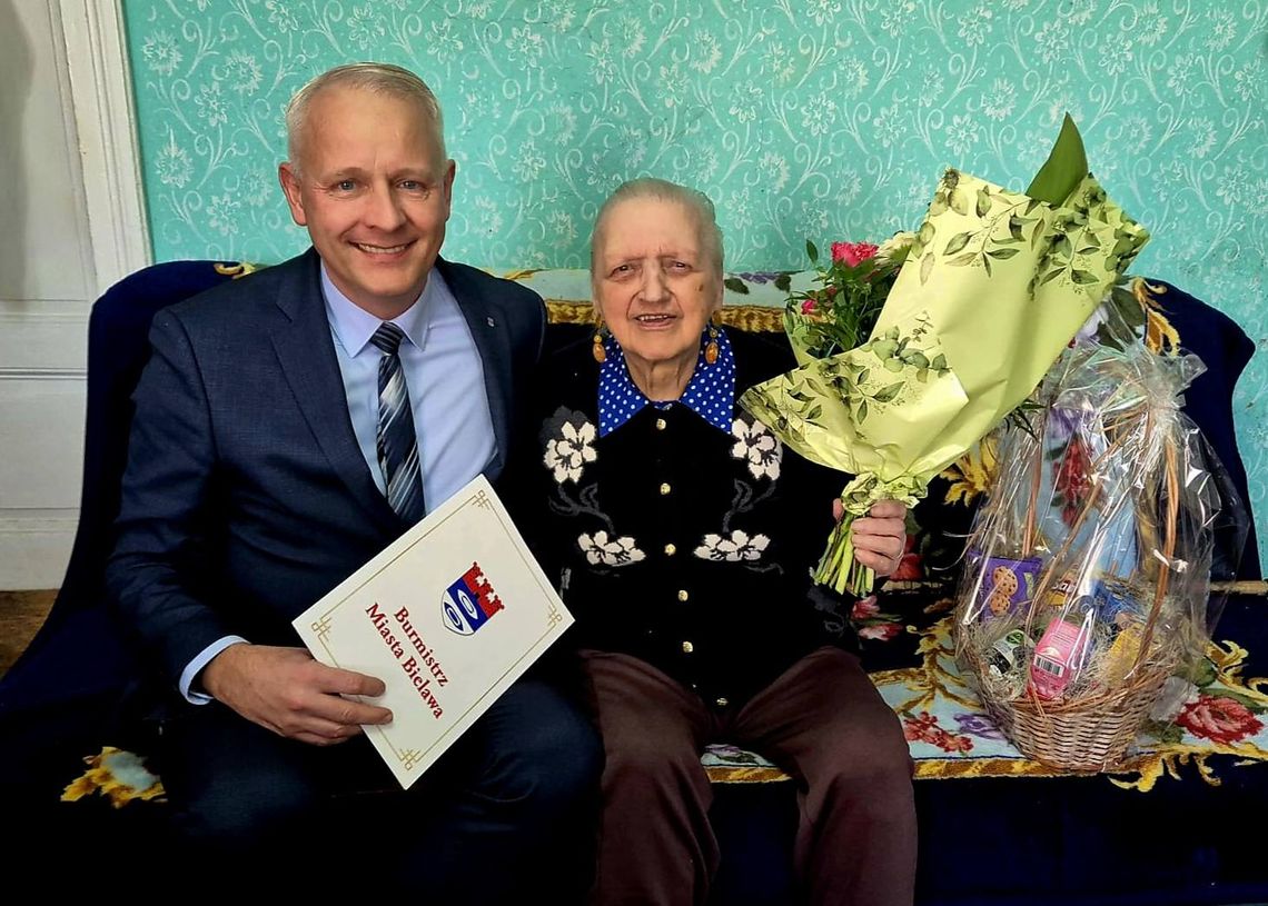 Bielawa: Burmistrz z wizytą na urodzinach u bielawskiej 101-latk