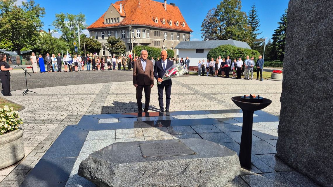 Bielawa: Dziś, 1 września, pod Pomnikiem Pamięci Narodowej odbyły się uroczystości upamiętniające 87. rocznicę wybuchu II wojny światowej Bielawa: Dziś, 1 września, pod Pomnikiem Pamięci Narodowej odbyły się uroczystości upamiętniające 87. rocznicę wybuchu II wojny światowej