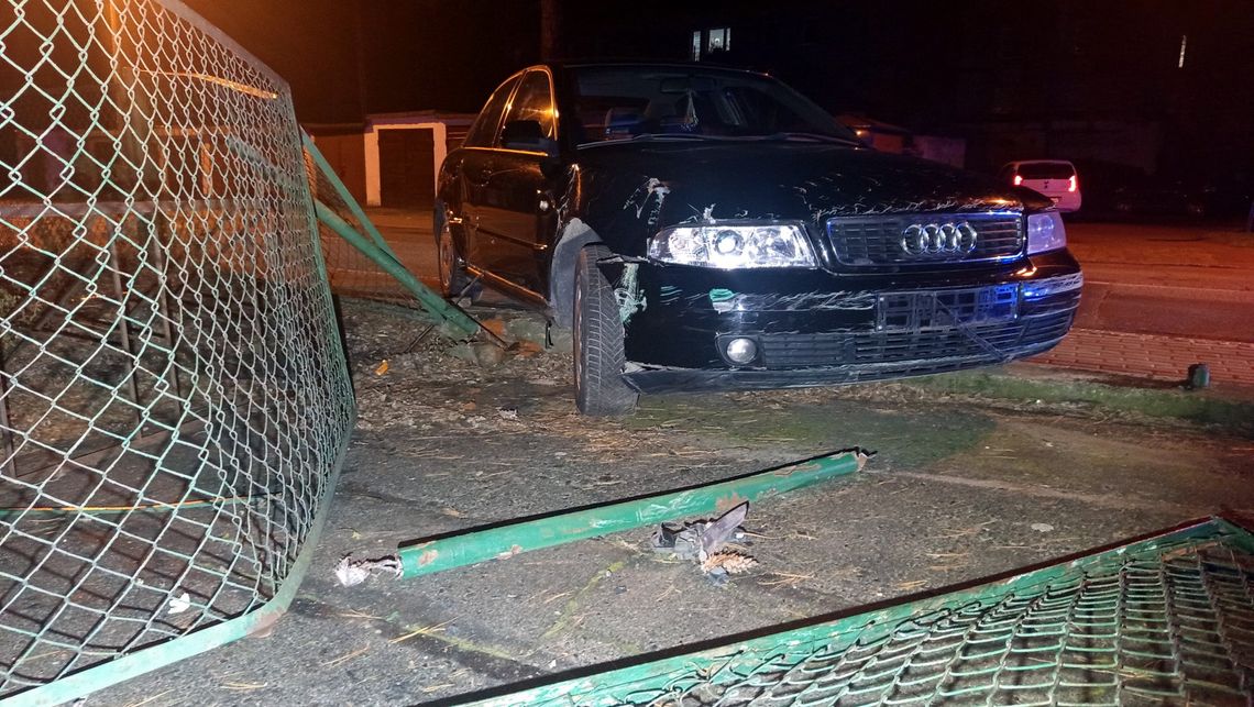 Bielawa, kierowca pod wpływem wjechał w płot Bielawa, kierowca pod wpływem wjechał w płot