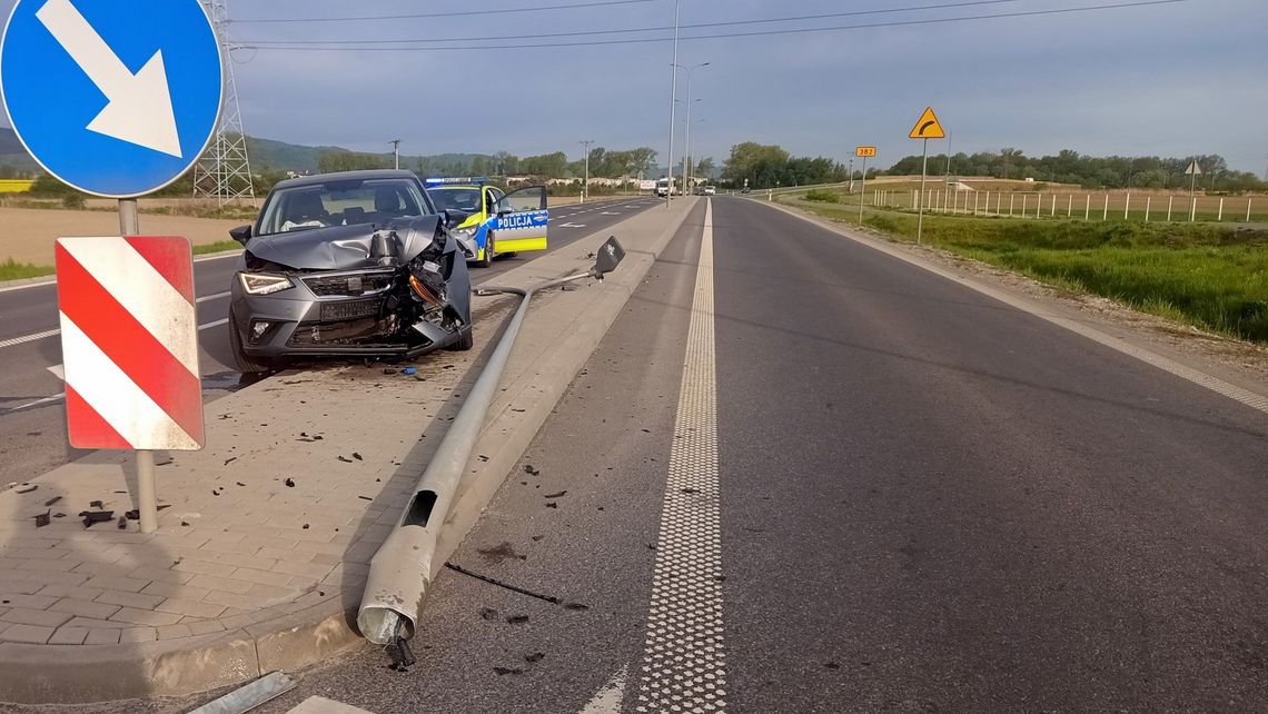 Bielawa. Seatem ściął latarnię na obwodnicy Dzierżoniowa