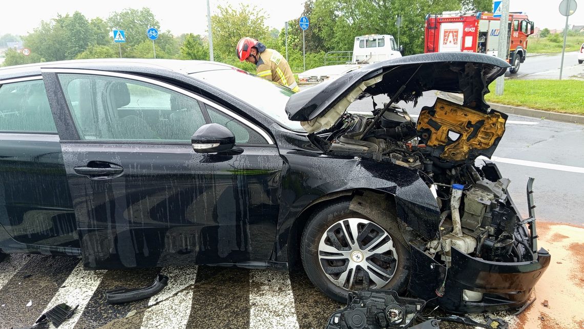 Bielawa, zderzenie Peugeota z Oplem na obwodnicy