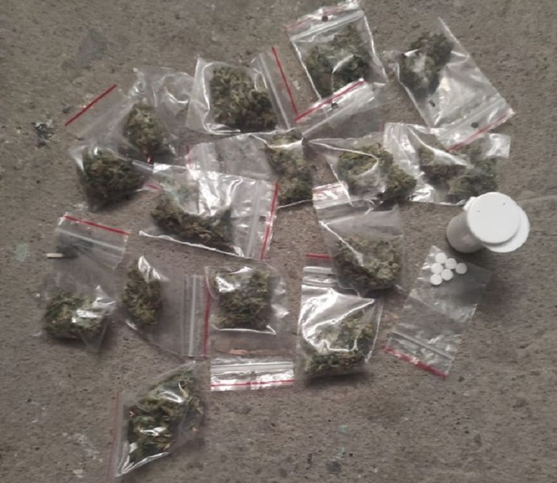 Bielawscy kryminalni zatrzymali dwie osoby z narkotykami na terenie Dzierżoniowa