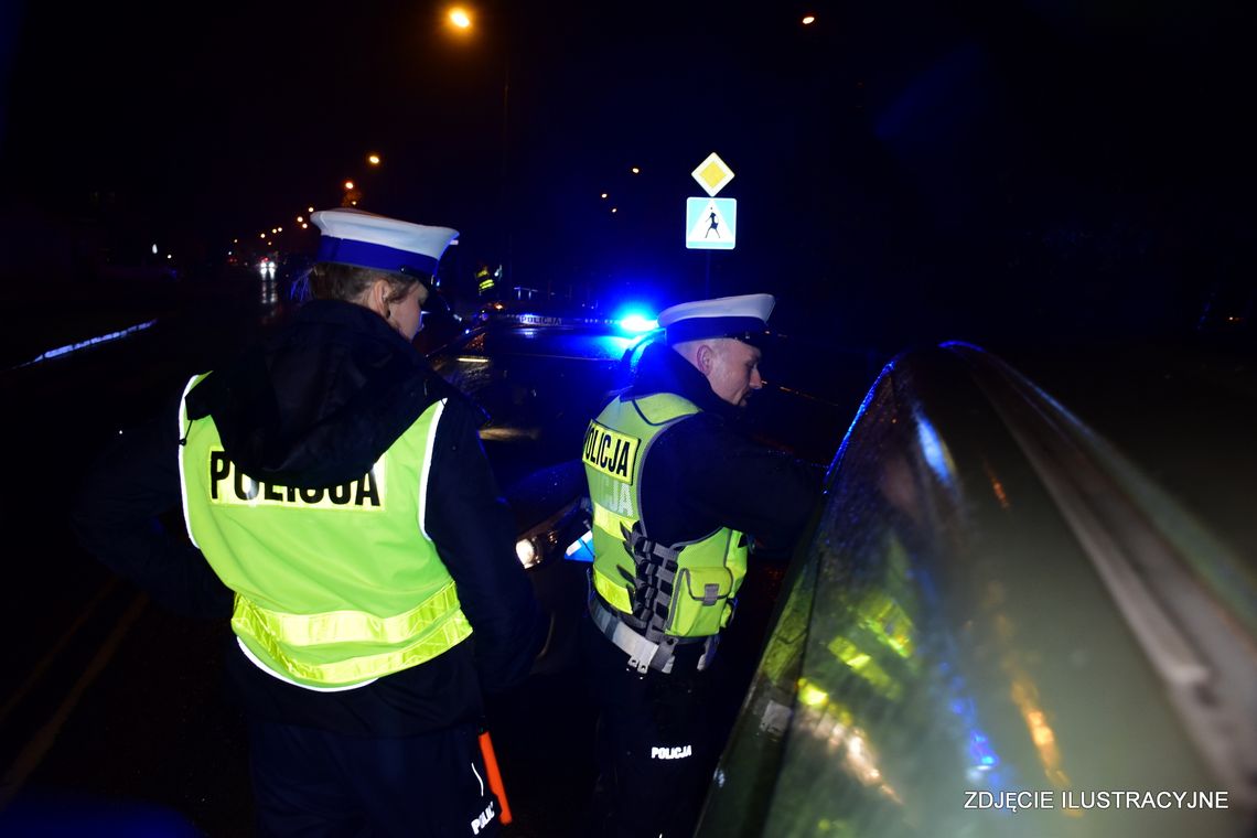 Bielawscy policjanci zatrzymali mężczyznę ze skradzionymi kartami