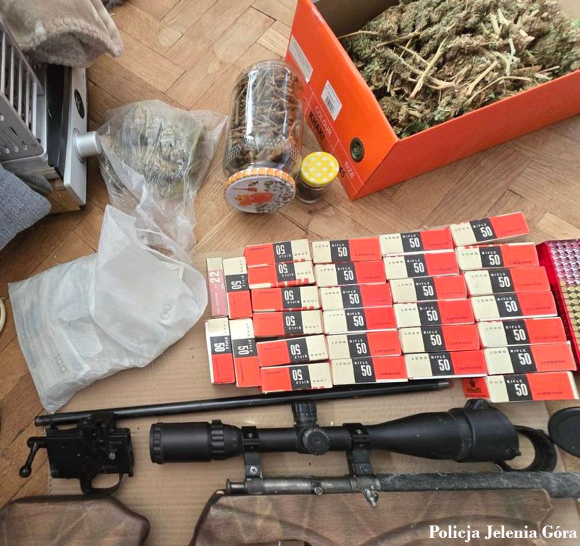 Blisko 1,5 kilograma narkotyków i nielegalna broń Blisko 1,5 kilograma narkotyków i nielegalna broń