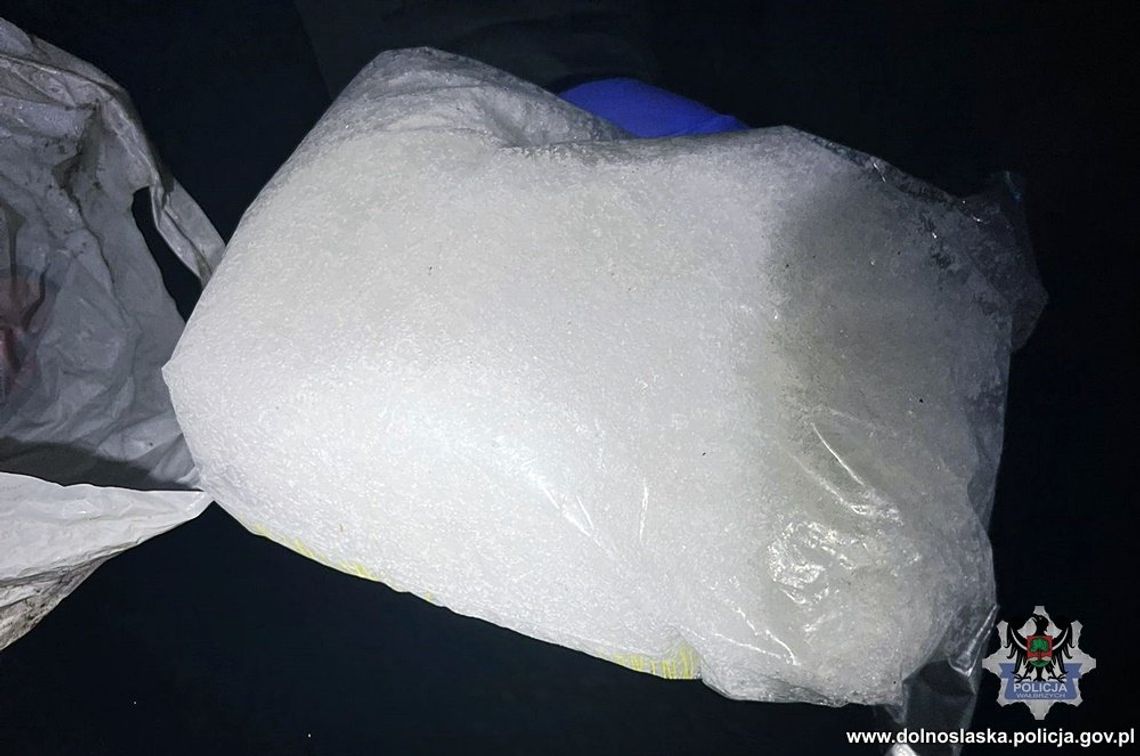 Blisko półtora kilograma metamfetaminy nie trafi na czarny rynek. 3 osoby zatrzymane