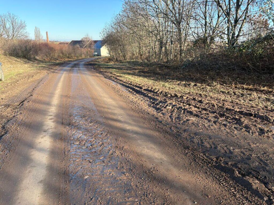 Błoto na jezdni to zagrożenie – apel do rolników o porządek na drogach