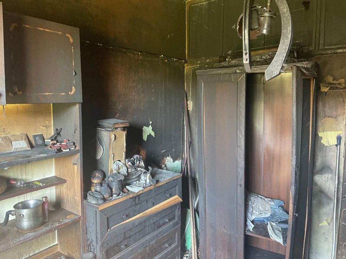 Bohaterska postawa bielawskich policjantów – uratowali starsze małżeństwo z pożaru Bohaterska postawa bielawskich policjantów – uratowali starsze małżeństwo z pożaru