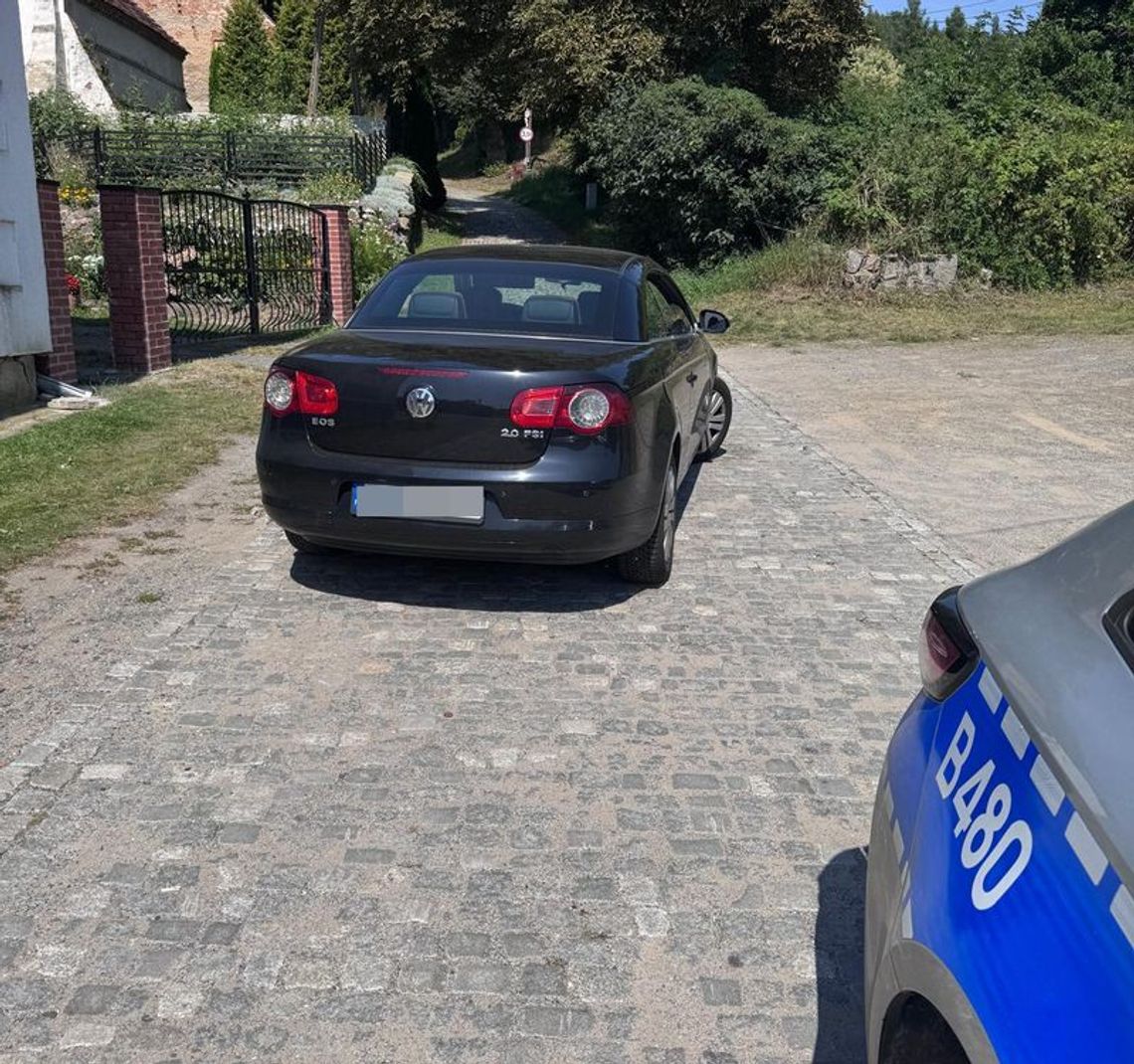 BRAWUROWA JAZDA W TERENIE ZABUDOWANYM ZAKOŃCZONA ZATRZYMANIEM PRAWA JAZDY I WYSOKIM MANDATEM