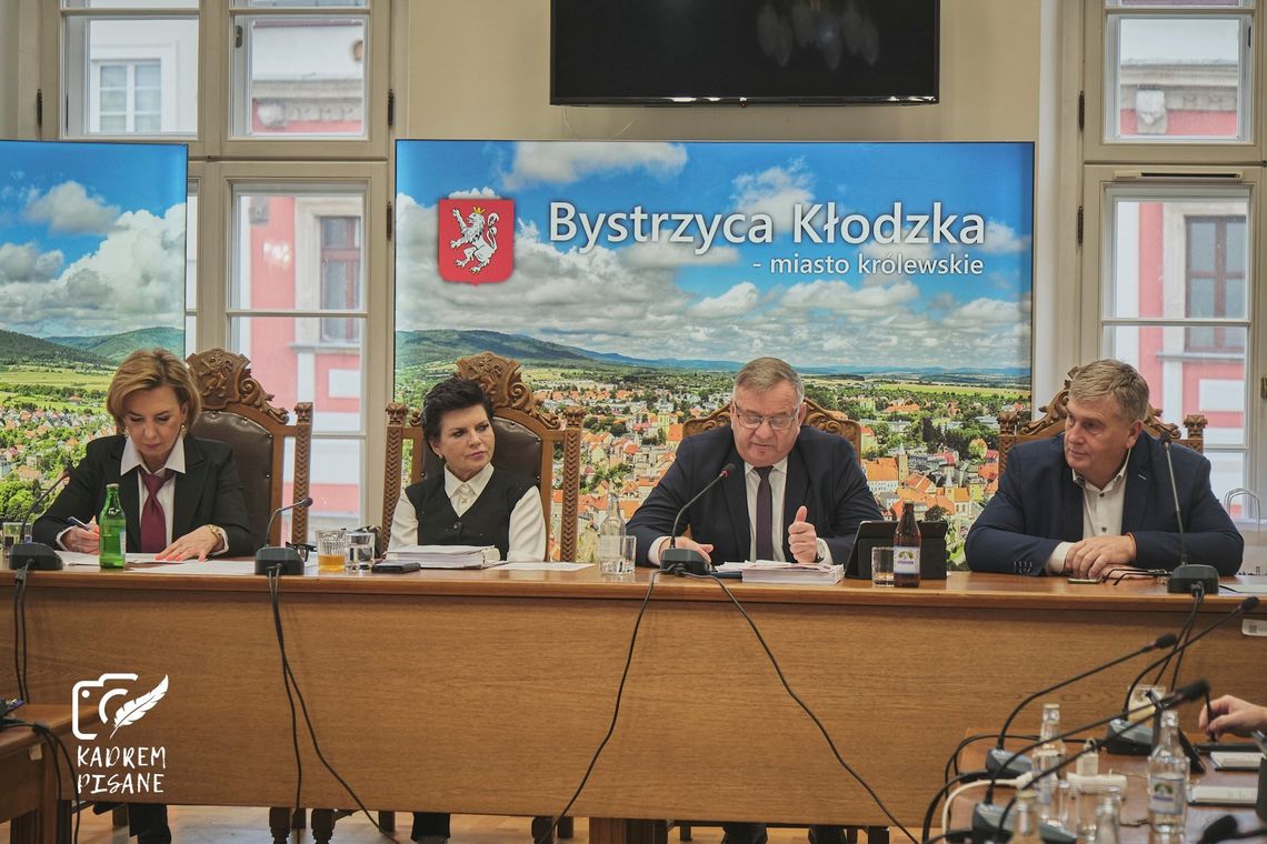 Budżet Gminy Bystrzyca Kłodzka na 2026 rok przyjęty jednogłośnie! Budżet Gminy Bystrzyca Kłodzka na 2026 rok przyjęty jednogłośnie!