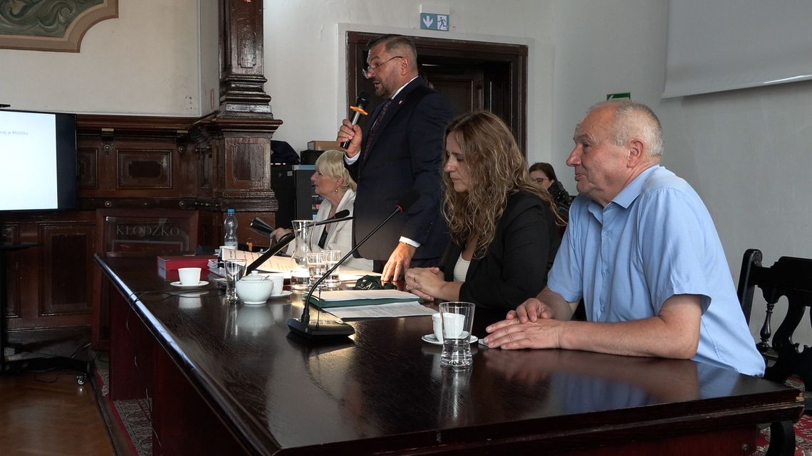 Burmistrz Kłodzka Michał Piszko otrzymał jednogłośne absolutorium na XX Sesji Rady Miasta
