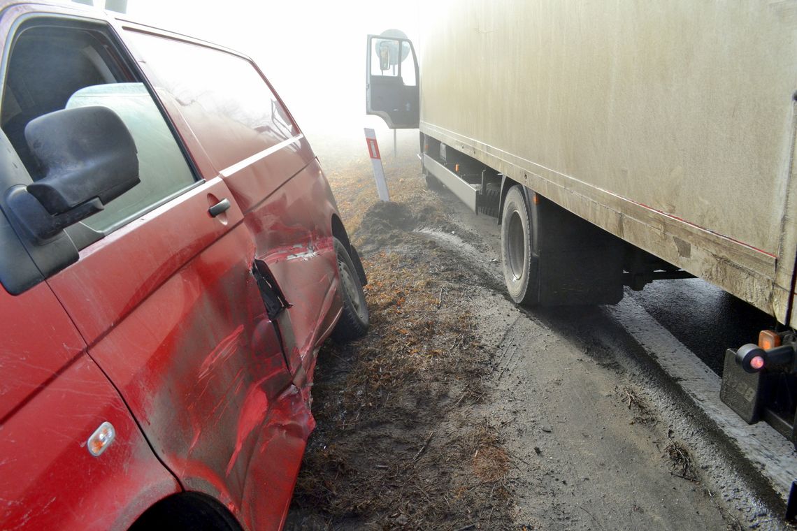 CIĘŻARÓWKA WJEŻDŻA W BUSA NA "ÓSEMCE" CIĘŻARÓWKA WJEŻDŻA W BUSA NA "ÓSEMCE"
