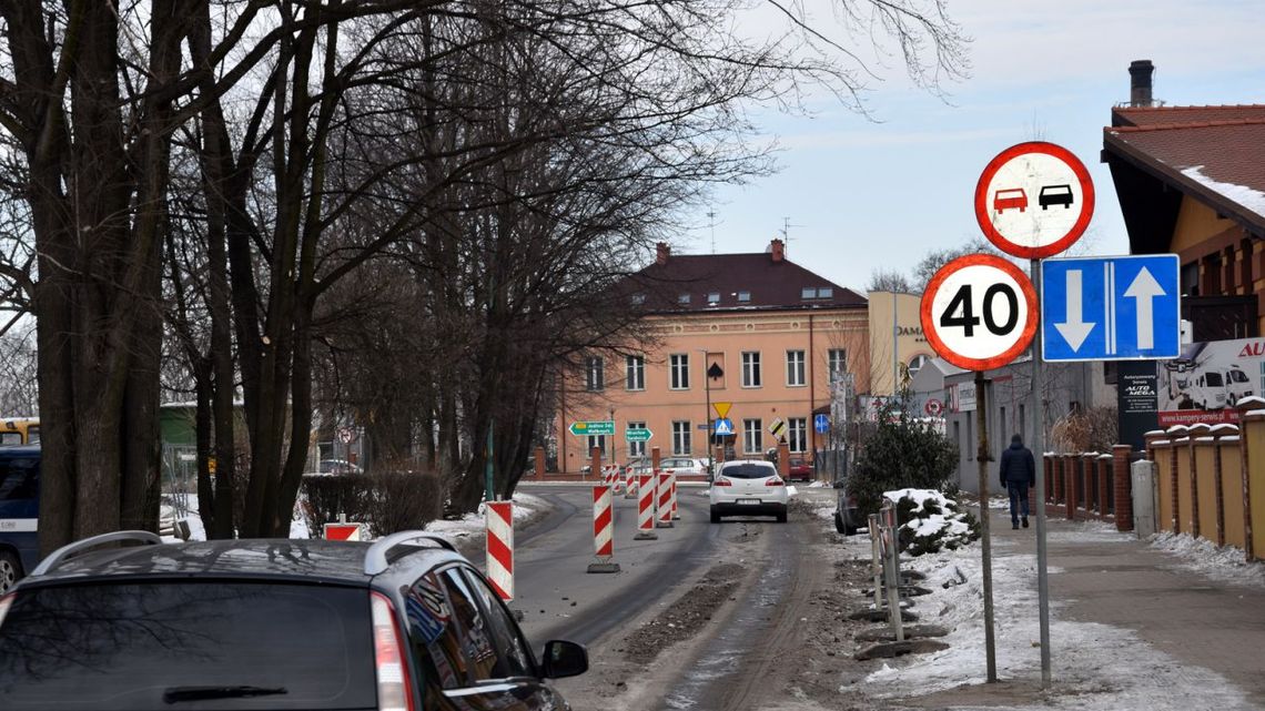 CORAZ WIĘKSZE UTRUDNIENIA NA DZIERŻONIOWSKICH DROGACH