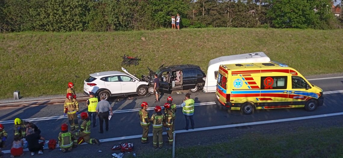 Czołówka na ósemce w okolicach Niemczy. Wezwano dwa śmigłowce LPR!