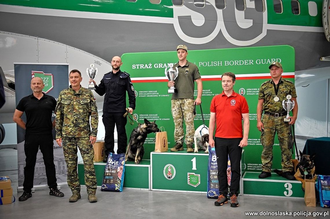 Dolnośląscy przewodnicy psów służbowych triumfowali w międzynarodowych mistrzostwach Dolnośląscy przewodnicy psów służbowych triumfowali w międzynarodowych mistrzostwach