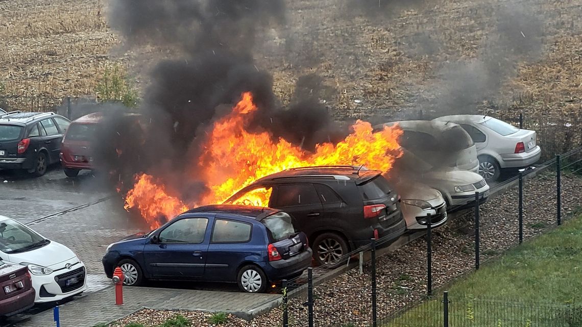 Doszczętnie spłonęły cztery auta