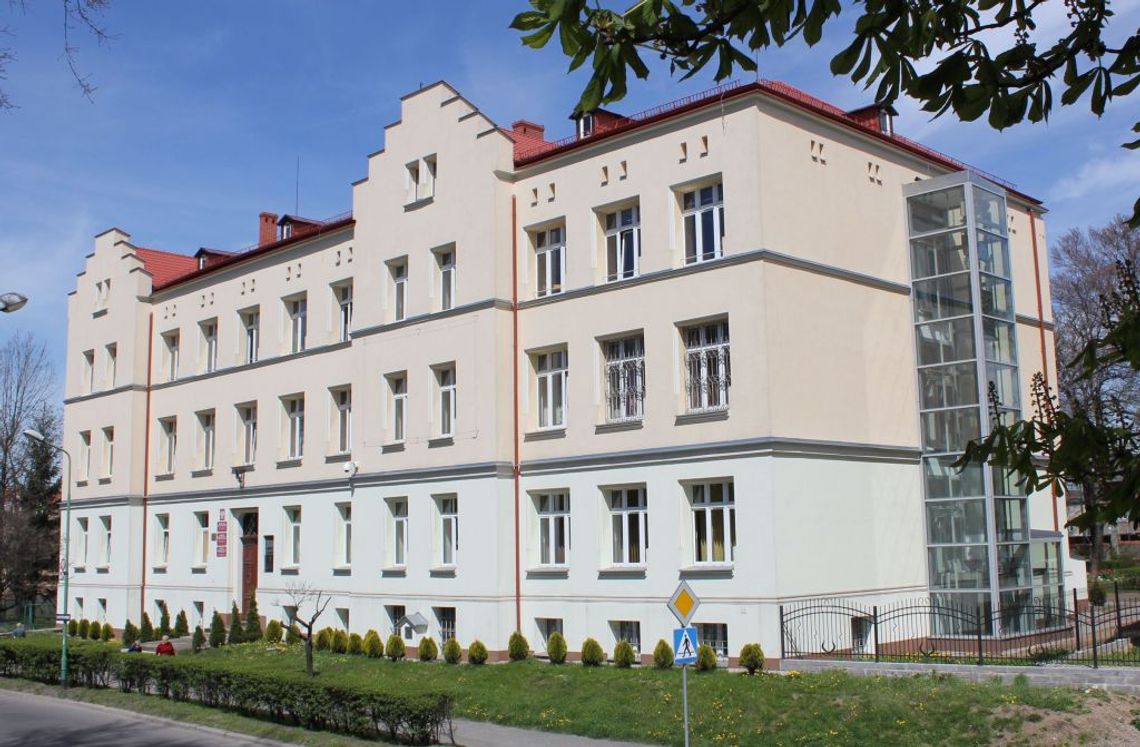 DWIE POWIATOWE SZKOŁY W CZOŁÓWCE DWIE POWIATOWE SZKOŁY W CZOŁÓWCE