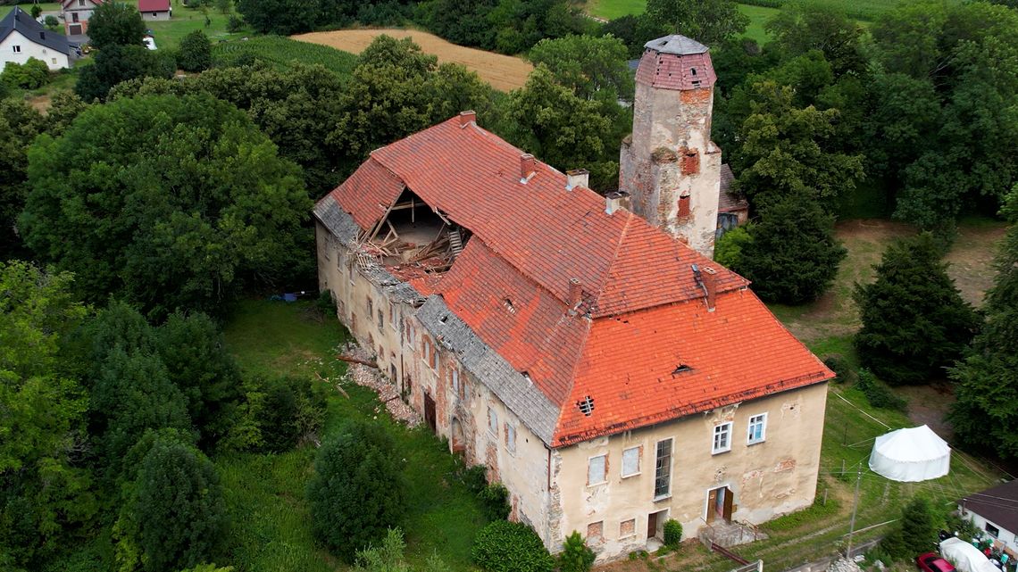 Dwór w Służejowie – trwa zbiórka na odbudowę dachu Dwór w Służejowie – trwa zbiórka na odbudowę dachu