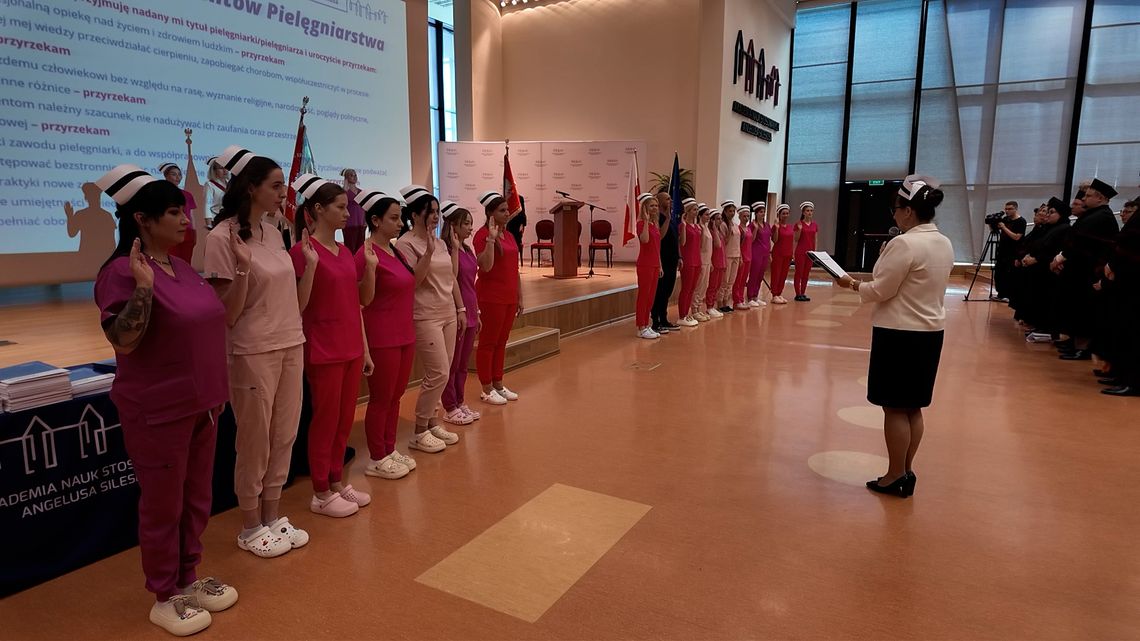 Dyplomatorium 2025 w Wałbrzychu: Pielęgniarki z Czepkami wkraczają w Zawód Dyplomatorium 2025 w Wałbrzychu: Pielęgniarki z Czepkami wkraczają w Zawód