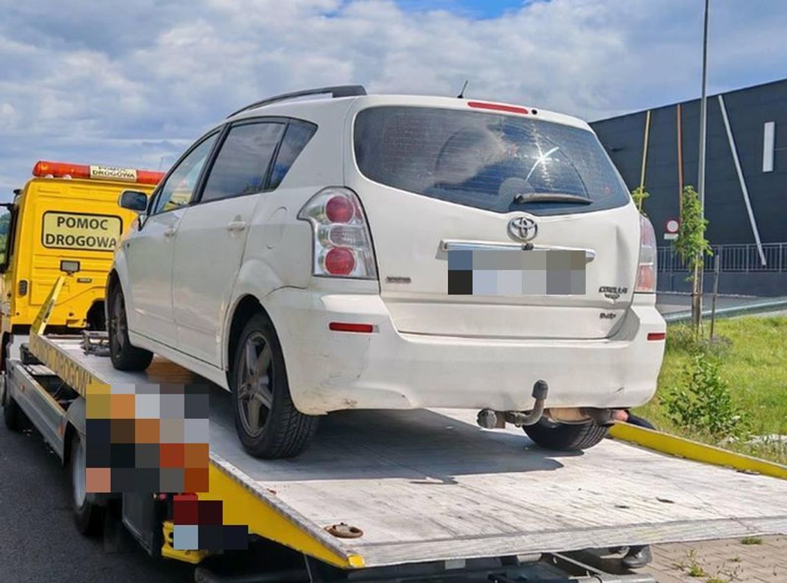 Działania dzierżoniowskiej drogówki w weekend – ponad 60 wykroczeń i fałszywe prawo jazdy