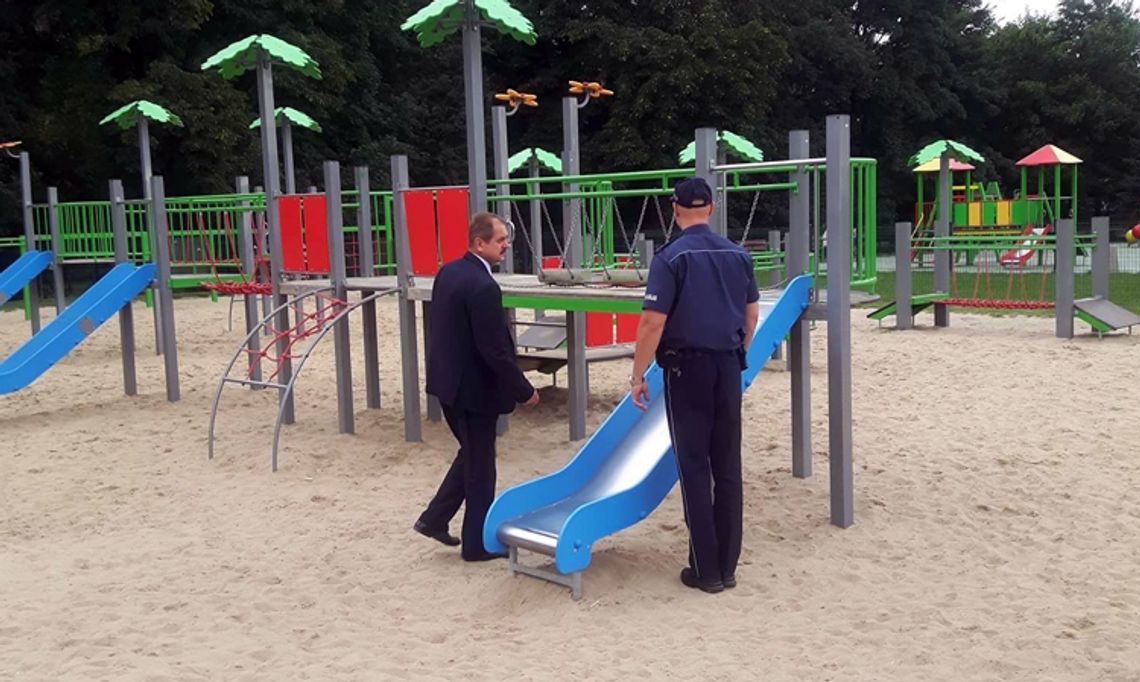 DZIELNICOWI WRAZ Z PRACOWNIKAMI URZĘDU MIASTA KONTROLUJĄ PLACE ZABAW DZIELNICOWI WRAZ Z PRACOWNIKAMI URZĘDU MIASTA KONTROLUJĄ PLACE ZABAW
