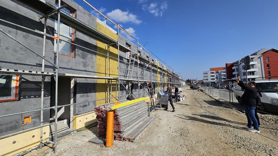 Dzierżoniów: 23 nowe segmenty z ogródkami i parkingiem. DTBS buduje w ekspresowym tempie