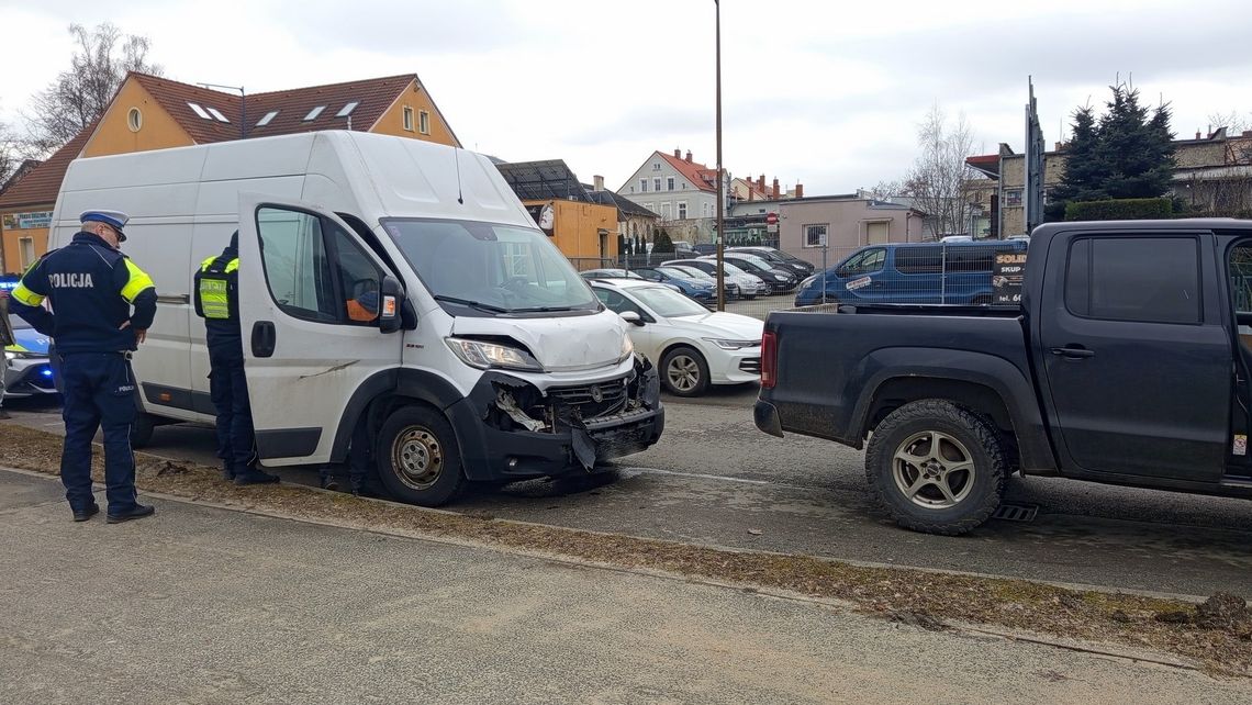 Dzierżoniów. Dostawczym Fiatem wjechał w Volkswagena