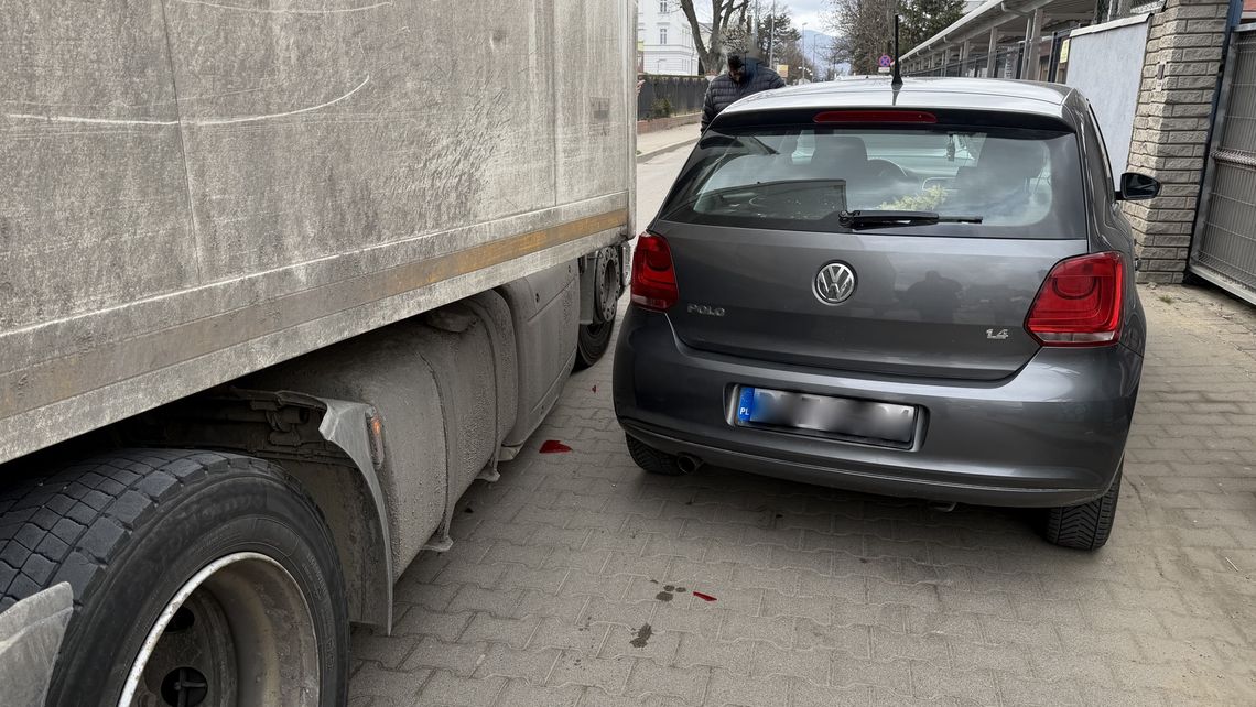 Dzierżoniów. Kolizja ciężarówki z Volkswagenem