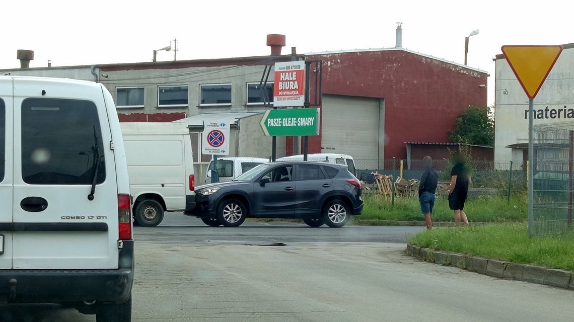 Dzierżoniów, kolizja Mazdy z dostawczakiem na Podwalnej