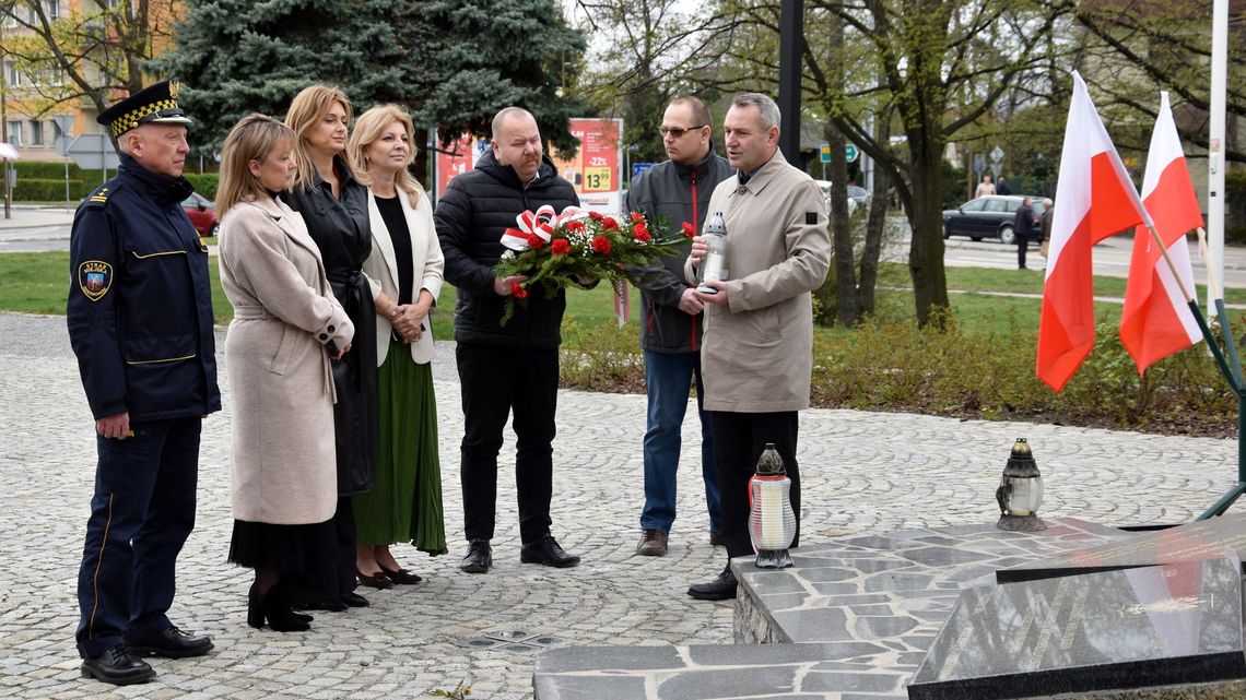 Dzierżoniów: Kwiaty i znicze dla ofiary Katynia