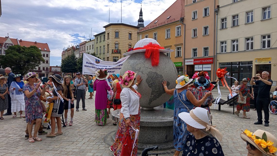 Dzierżoniów. Parada kapeluszy
