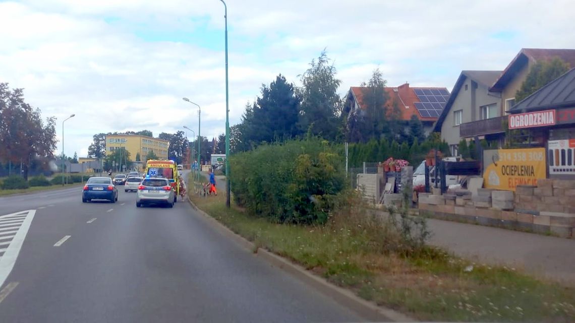 Dzierżoniów. Potrącenie pieszej na chodniku przez hulajnogę