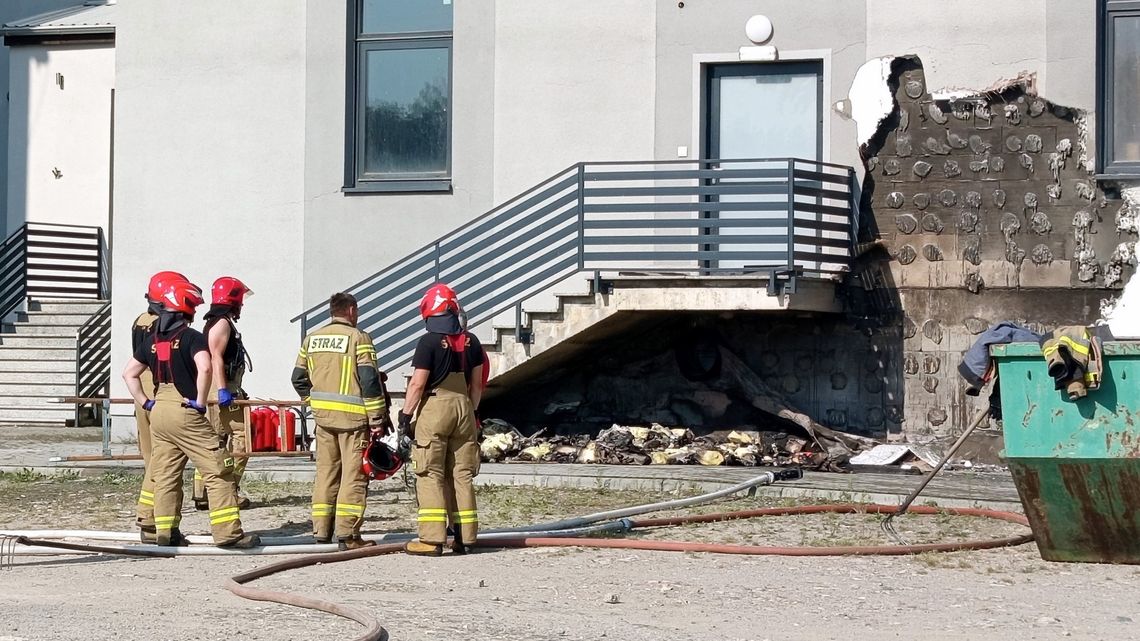 Dzierżoniów, pożar śmieci i elewacji hotelu