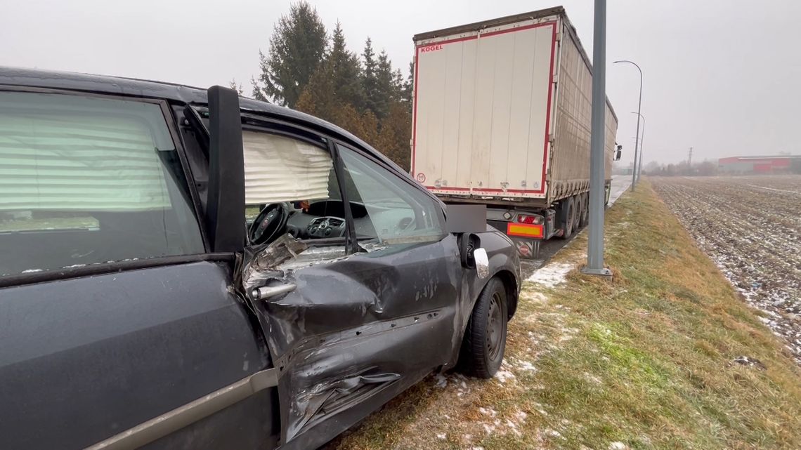 Dzierżoniów. Renaultem wjechał w zaparkowany pojazd na Pieszyckiej