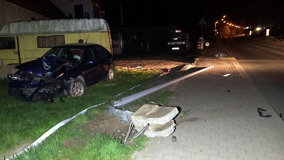 Dzierżoniów. Seat zatrzymany na latarni